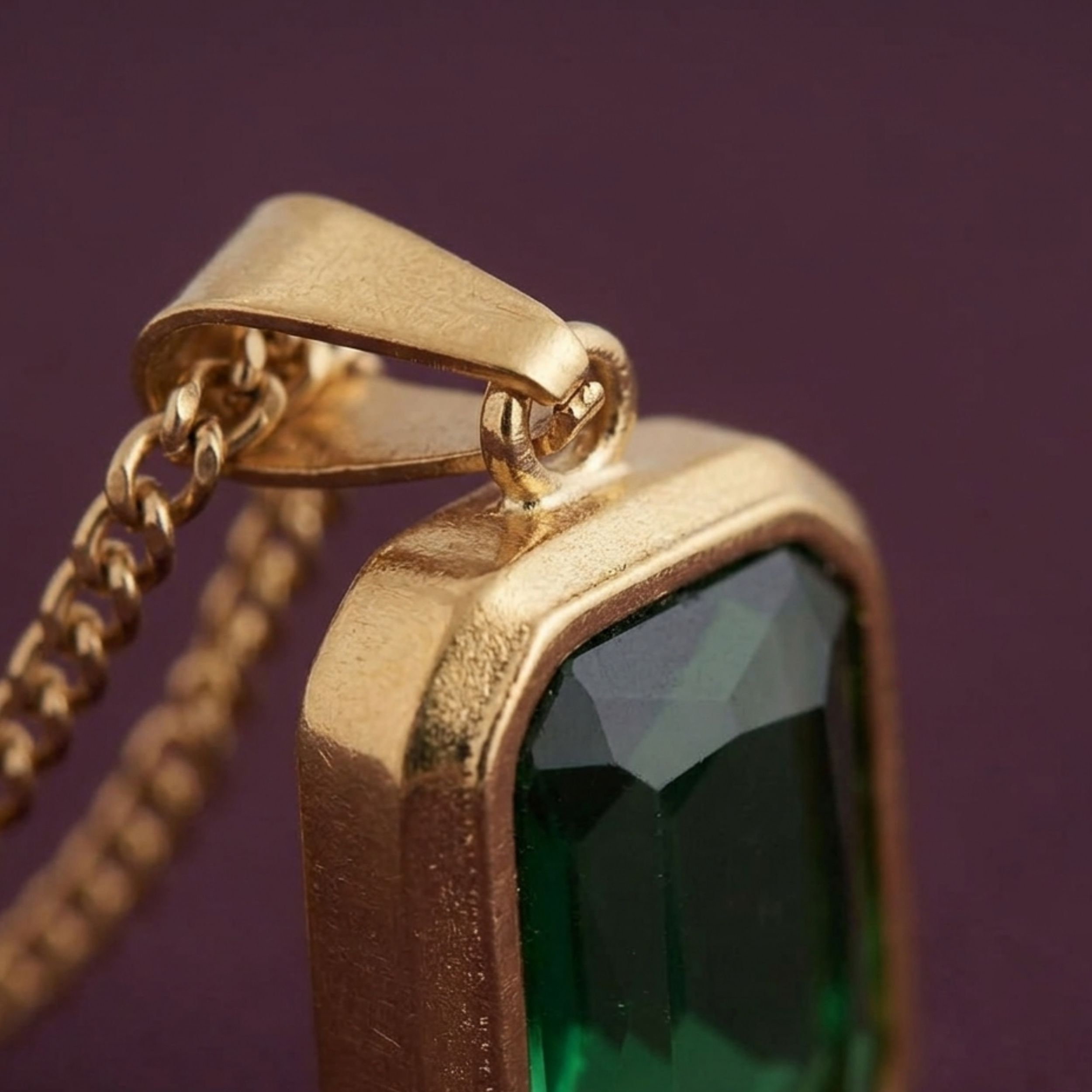 Verdezza Timeless Emerald Pendant Necklace