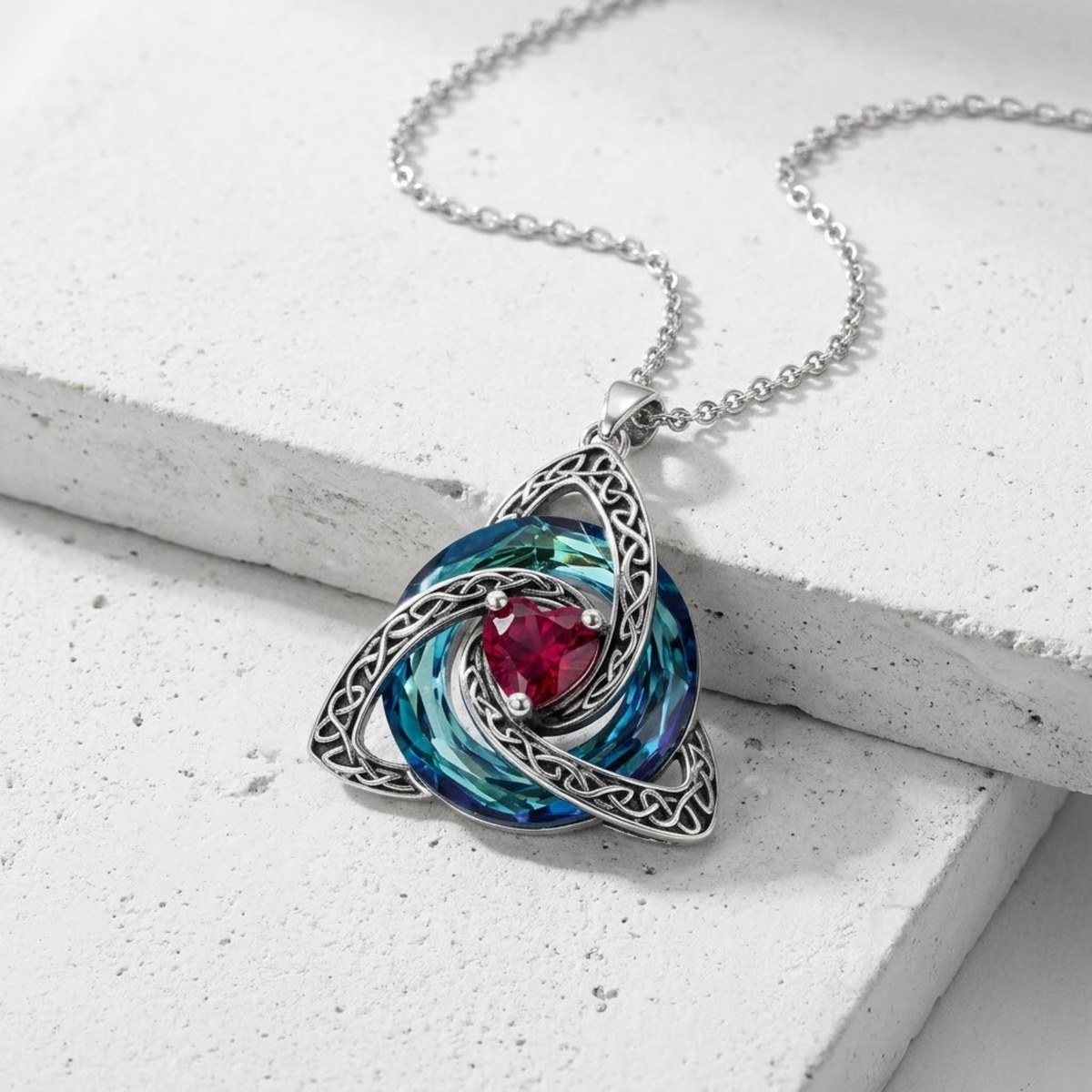 Collier pendentif Trinity Knot avec pierre de naissance de Hannah