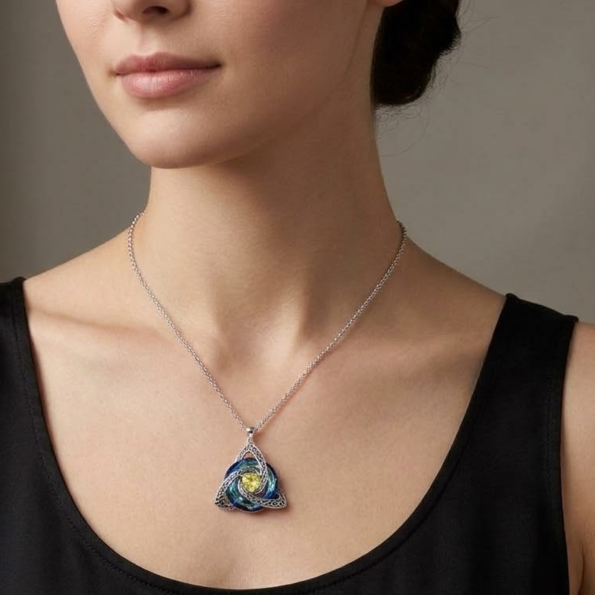 Collier pendentif Trinity Knot avec pierre de naissance de Hannah
