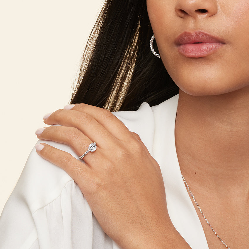 Exquisite Precious Metal Ring with Brilliant Center Stone