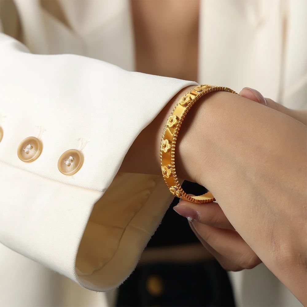 Bella Five-Leaf Clover Solid Bangle with Elegant Design