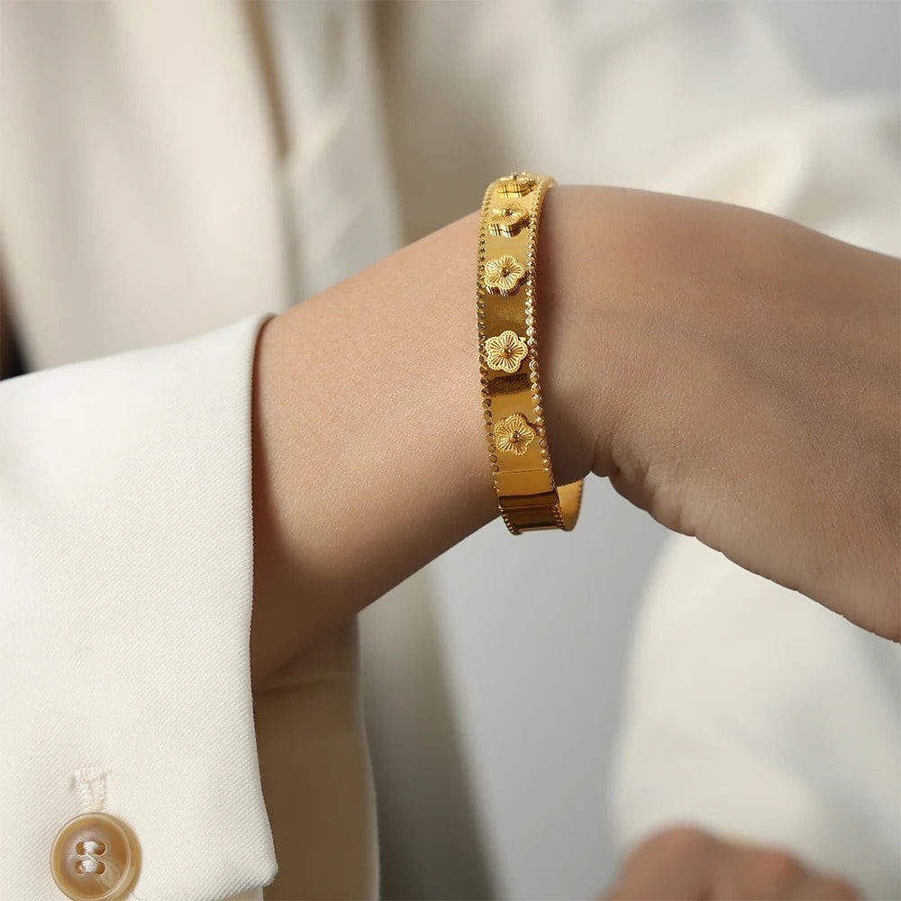 Bella Five-Leaf Clover Solid Bangle with Elegant Design