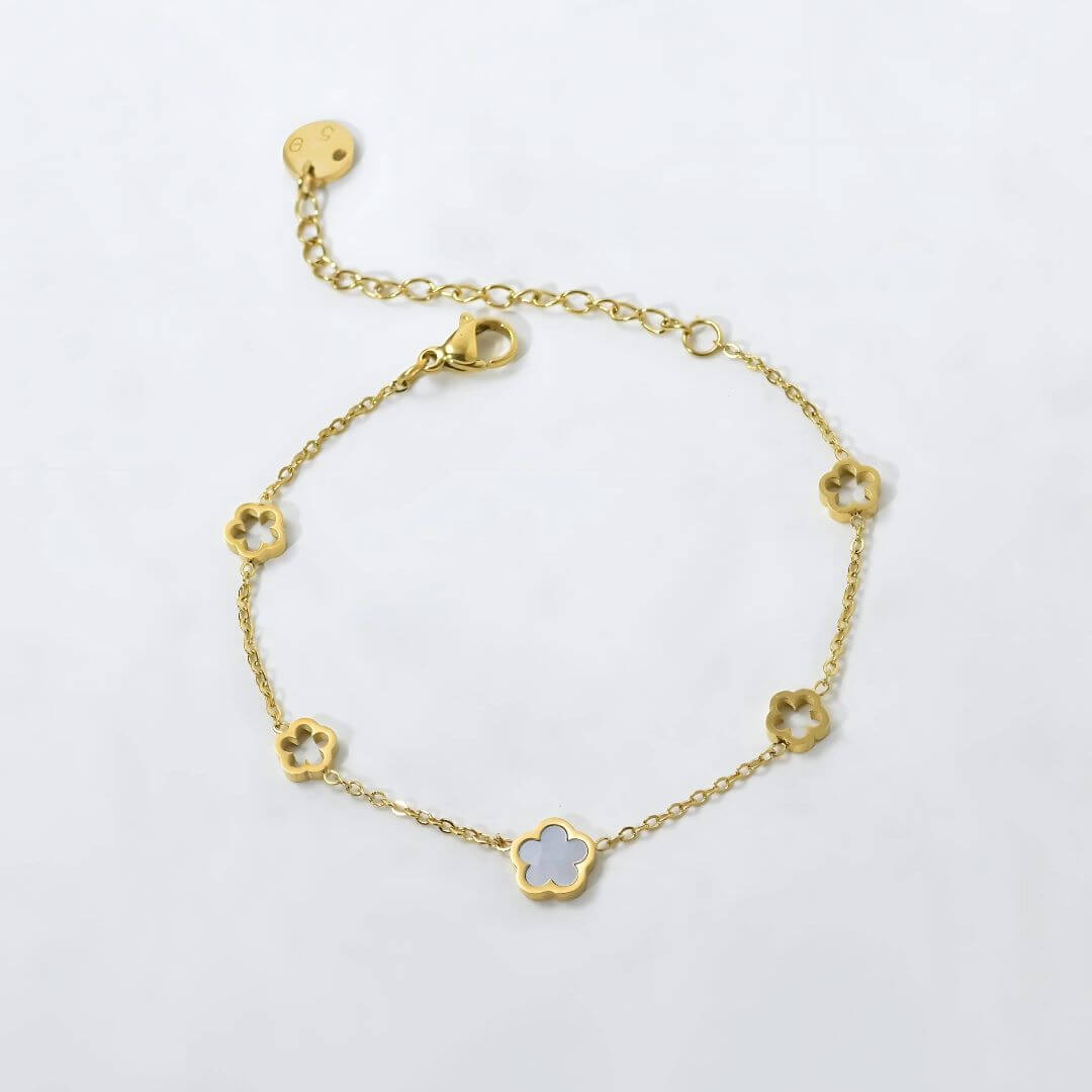 Gold-Plated Five Clover Pendant Bracelet – Elegant Shell & Hollow Charm