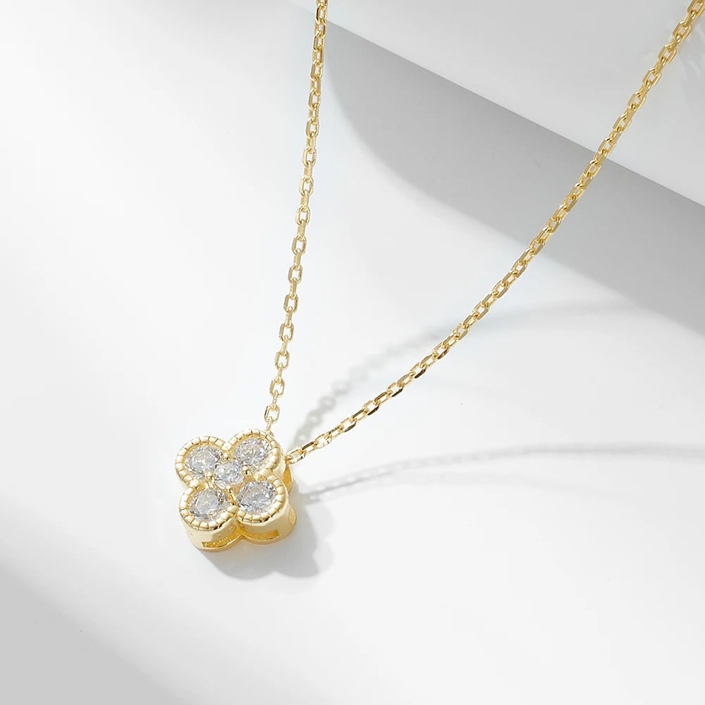 FOUR LEAF CLOVER DIAMOND PENDANT NECKLACE