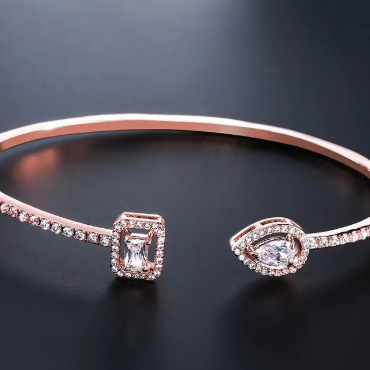 Elegant Gold-Plated Crystal Bangle – Sparkling Luxury for Every Occasion