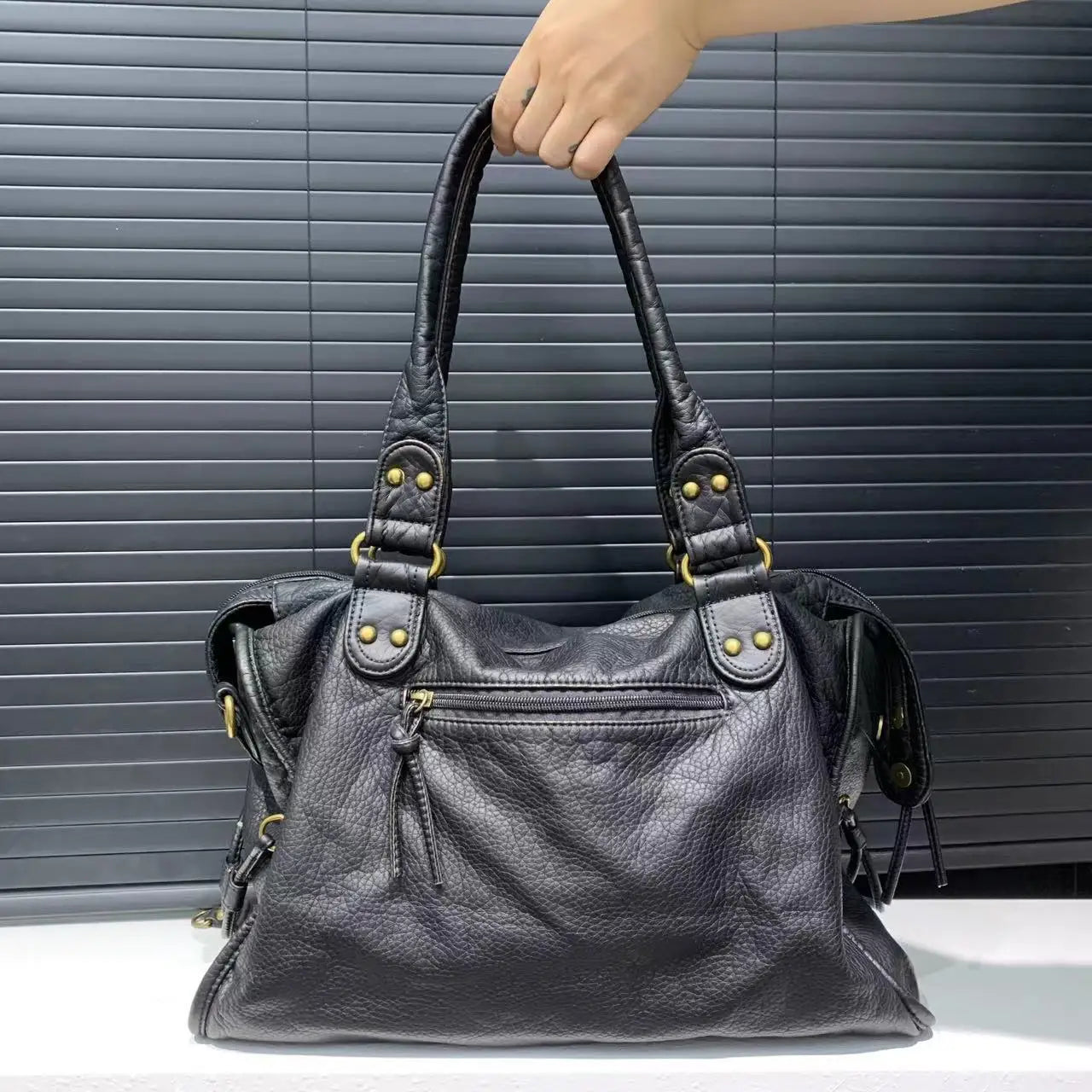 Celeste Classic Handbag – Elegant and Durable