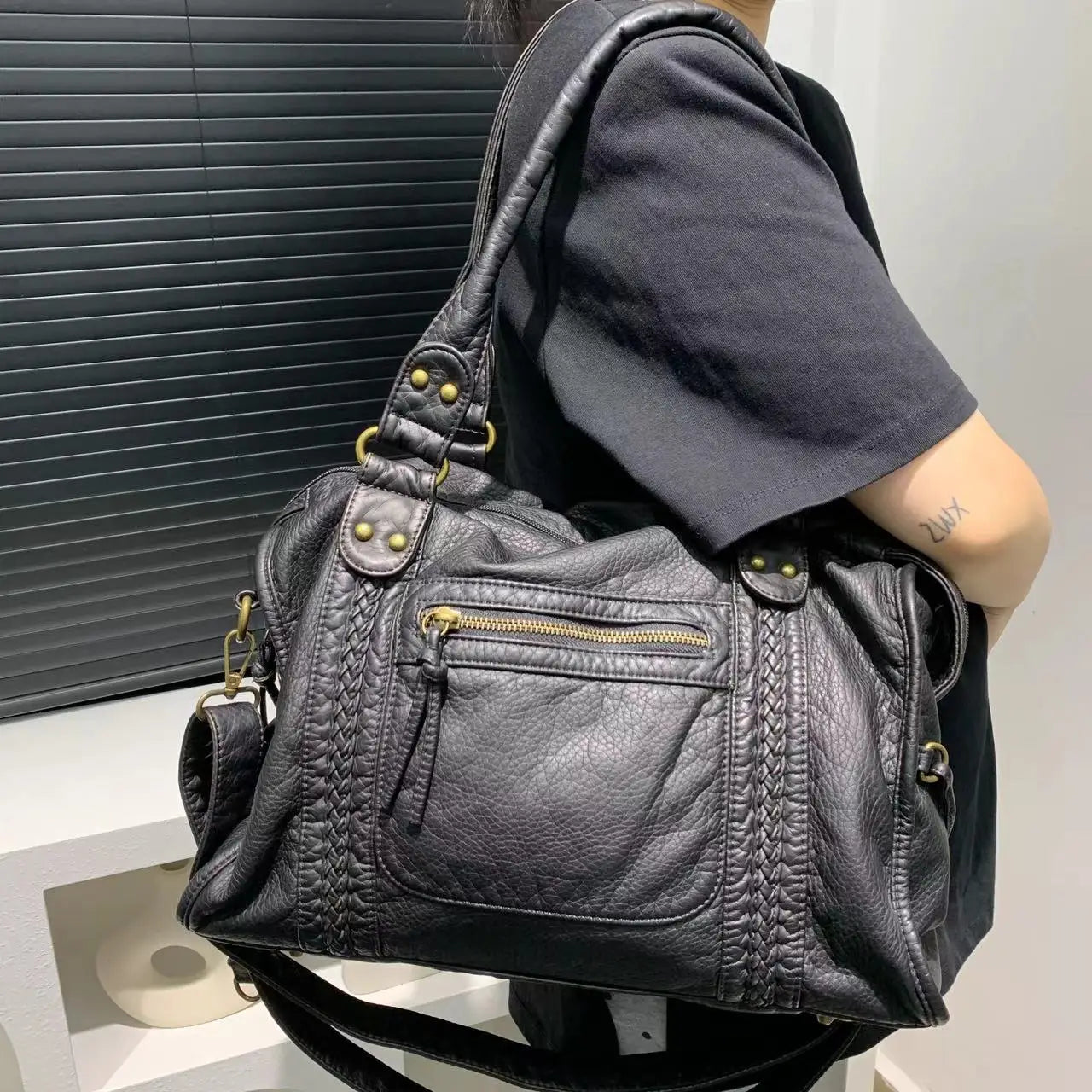 Celeste Classic Handbag – Elegant and Durable