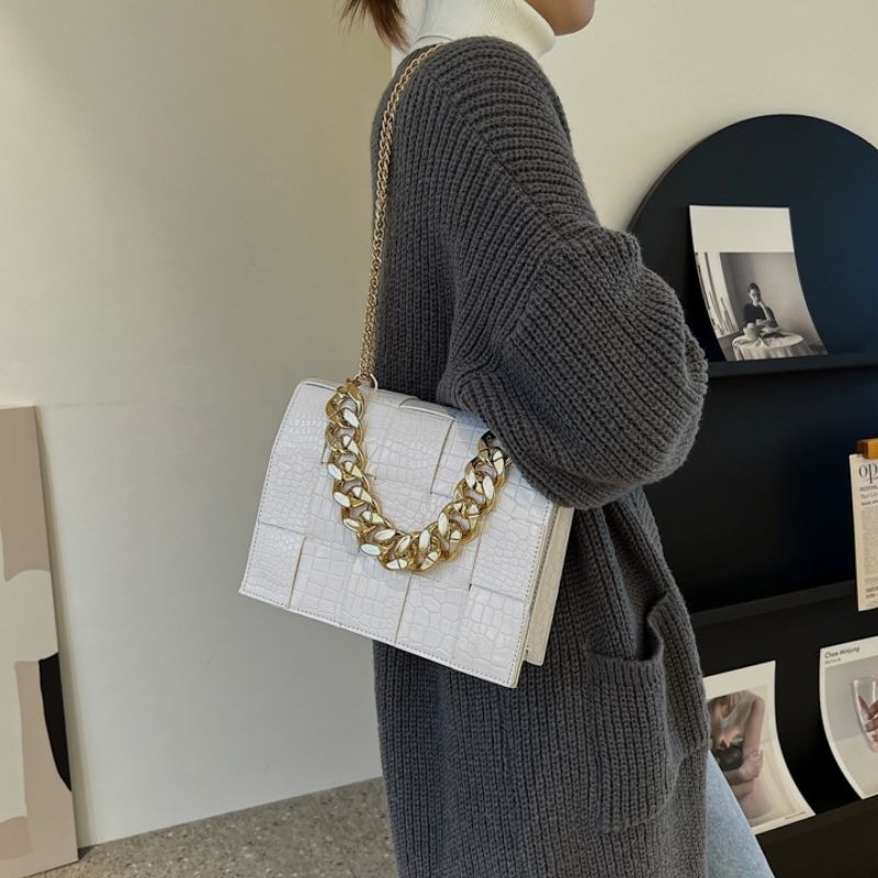 Elegant Crocodile Leather Crossbody Styled Bag – Stylish and Practical for Every Occasion