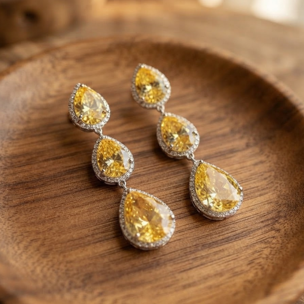 Boucles d'oreilles pendantes Peonea avec breloque dorée