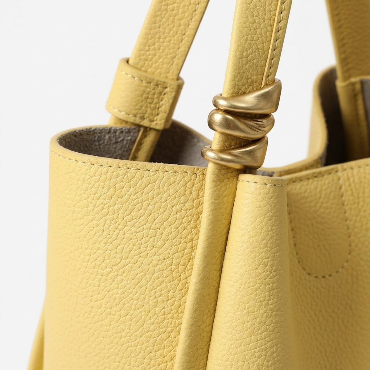Borsa a tracolla a secchiello in vera pelle Nyra