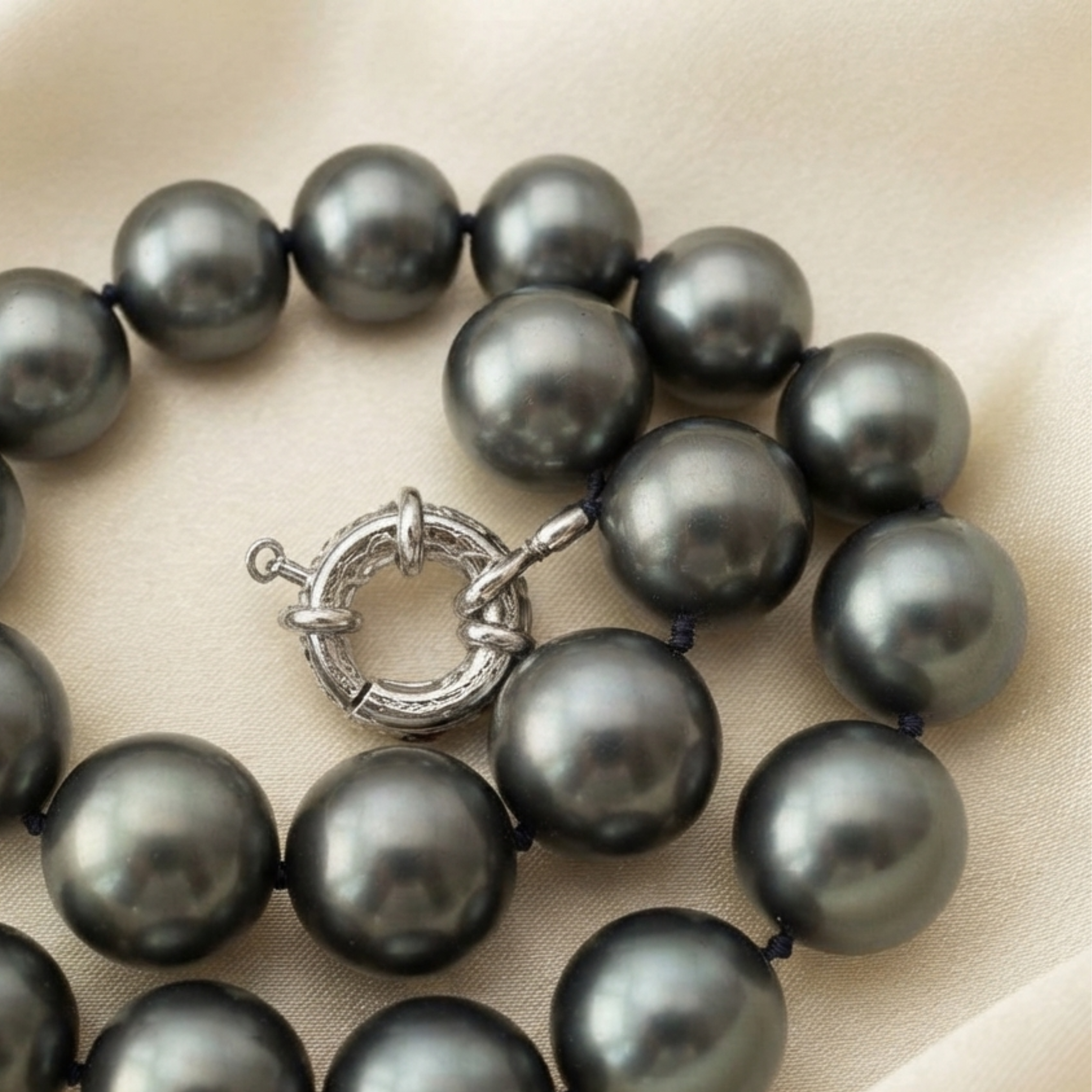 Collana di perle con conchiglia Black South Sea di Elaris