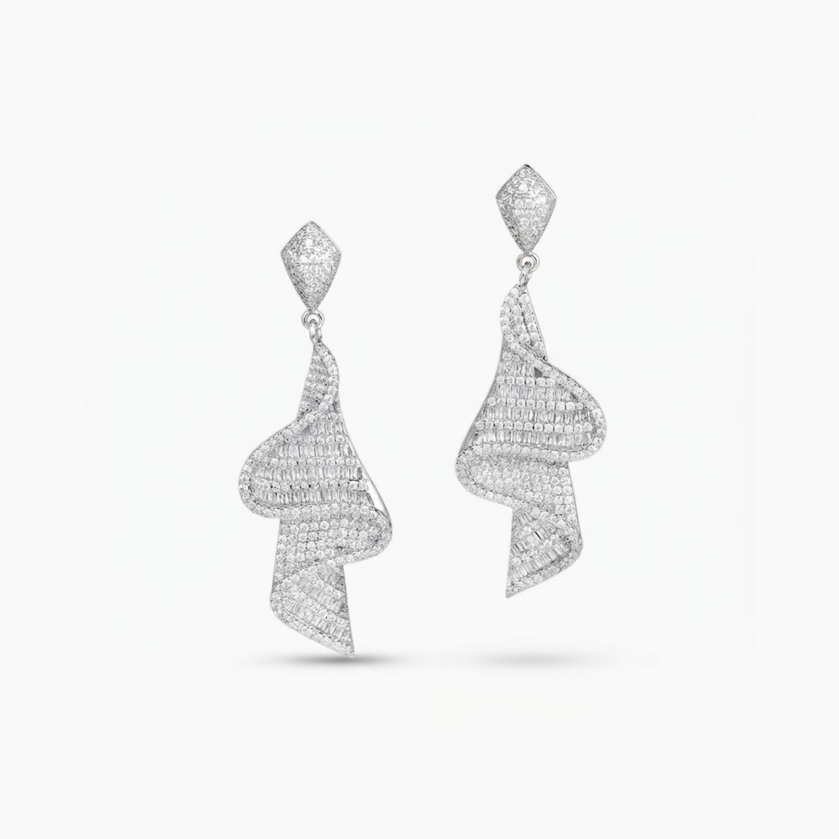 Boucles d'oreilles chandelier Alana ornées de rubans drapés