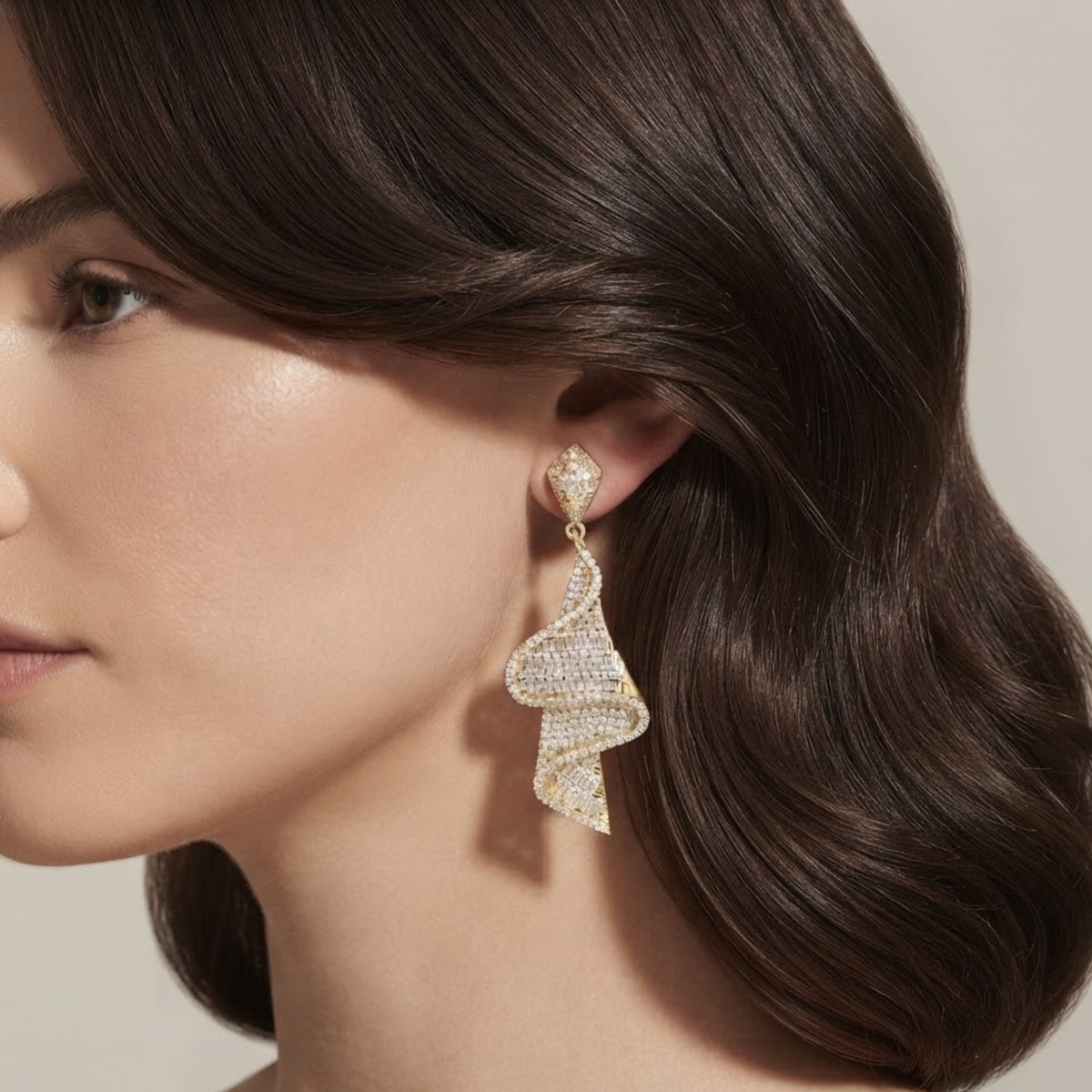 Boucles d'oreilles chandelier Alana ornées de rubans drapés