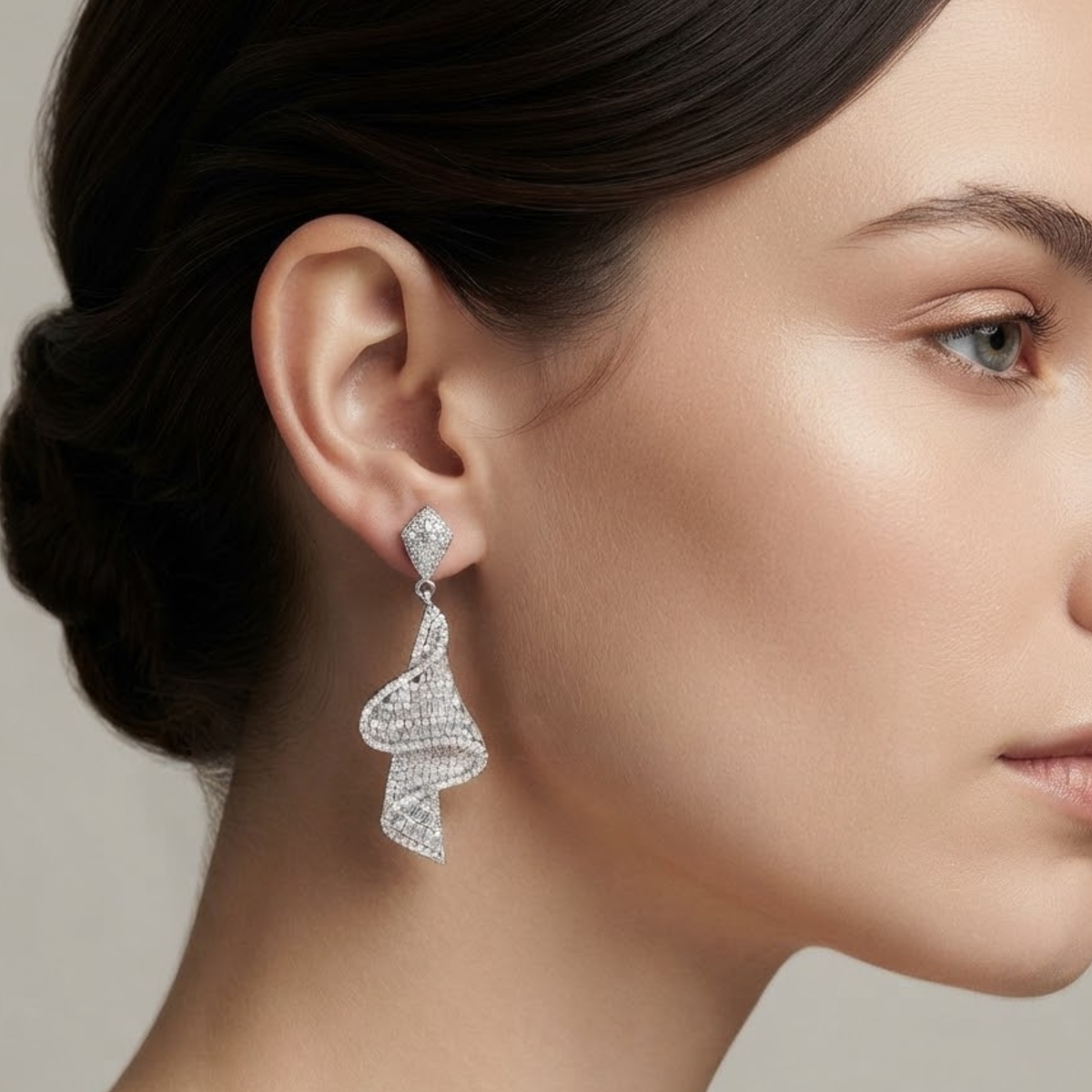 Boucles d'oreilles chandelier Alana ornées de rubans drapés