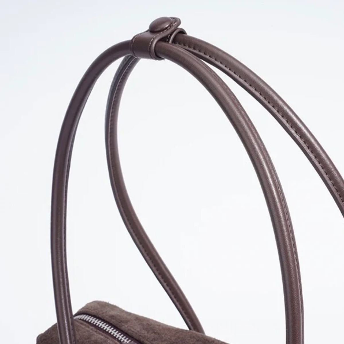 Borsa a spalla a cuscino con nappina in vera pelle Amaranthe