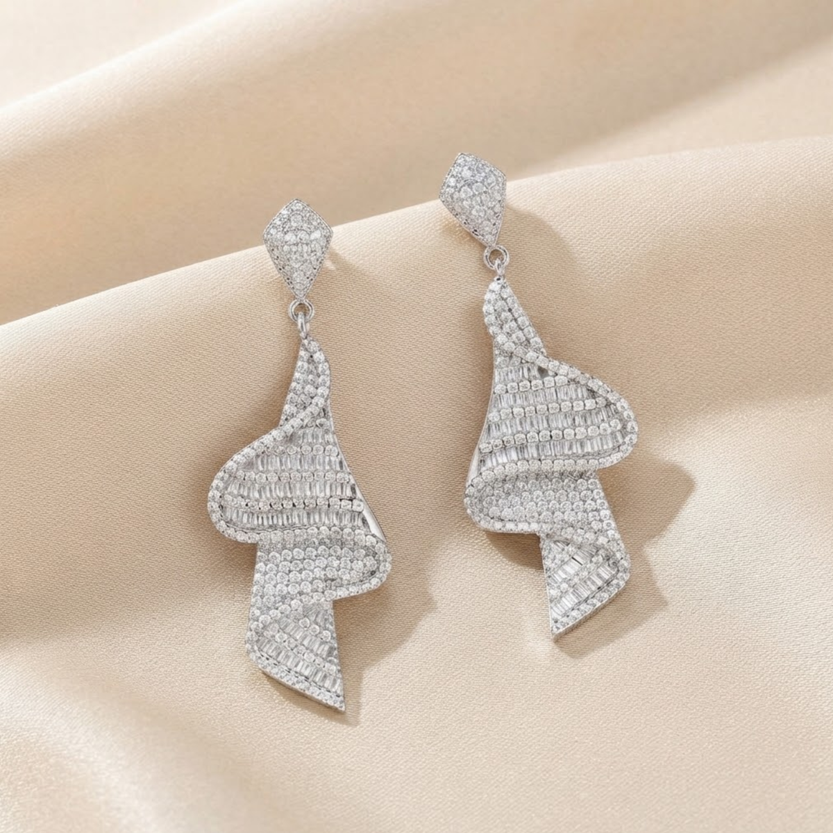 Boucles d'oreilles chandelier Alana ornées de rubans drapés