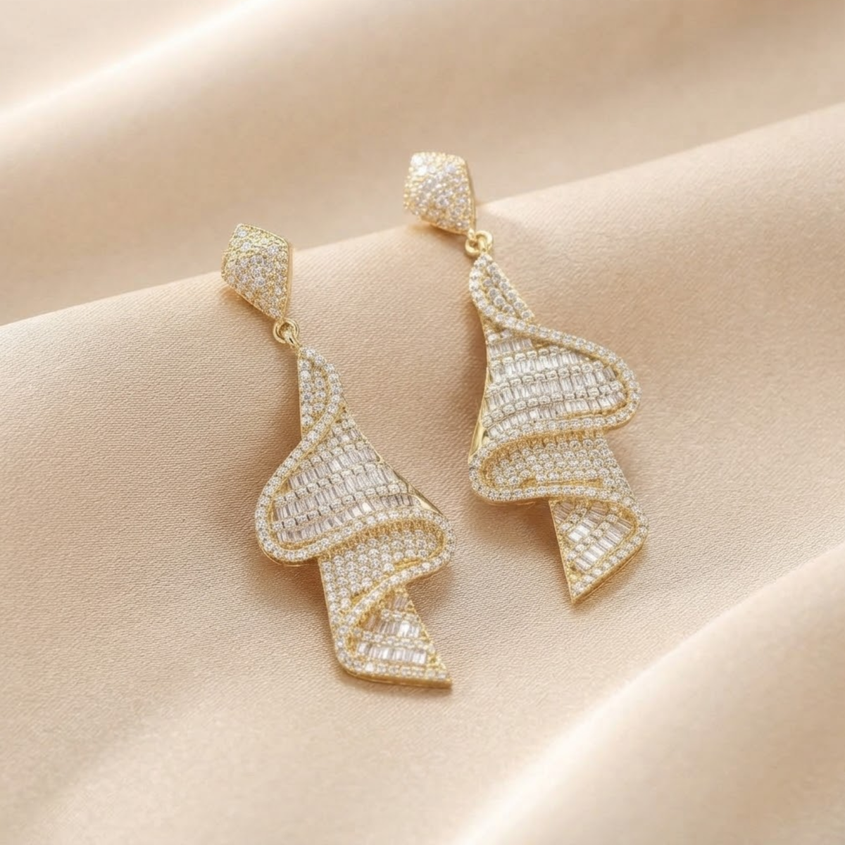 Boucles d'oreilles chandelier Alana ornées de rubans drapés