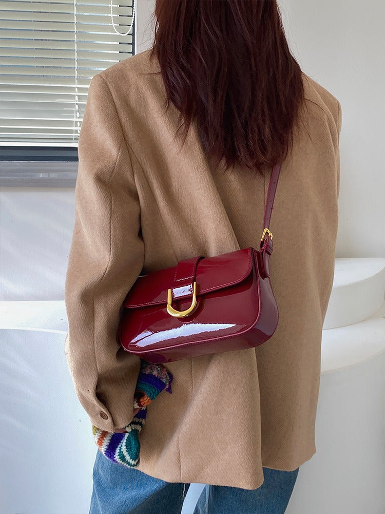 Sac à épaule en cuir végan Crimson Grace