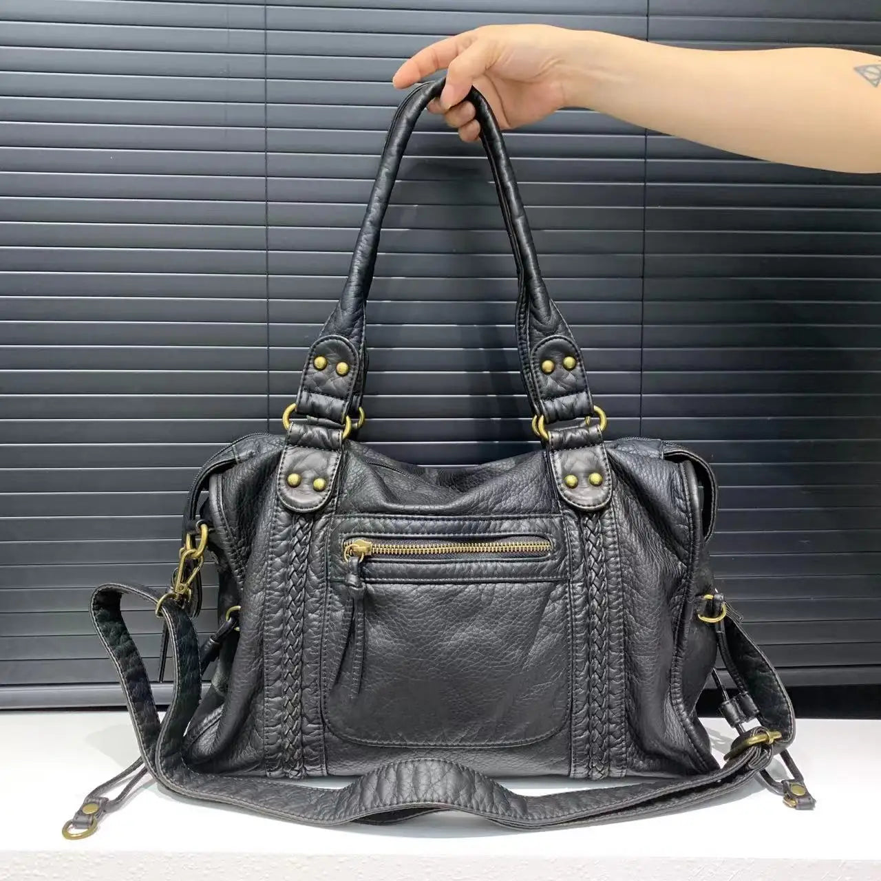 Celeste Classic Handbag – Elegant and Durable