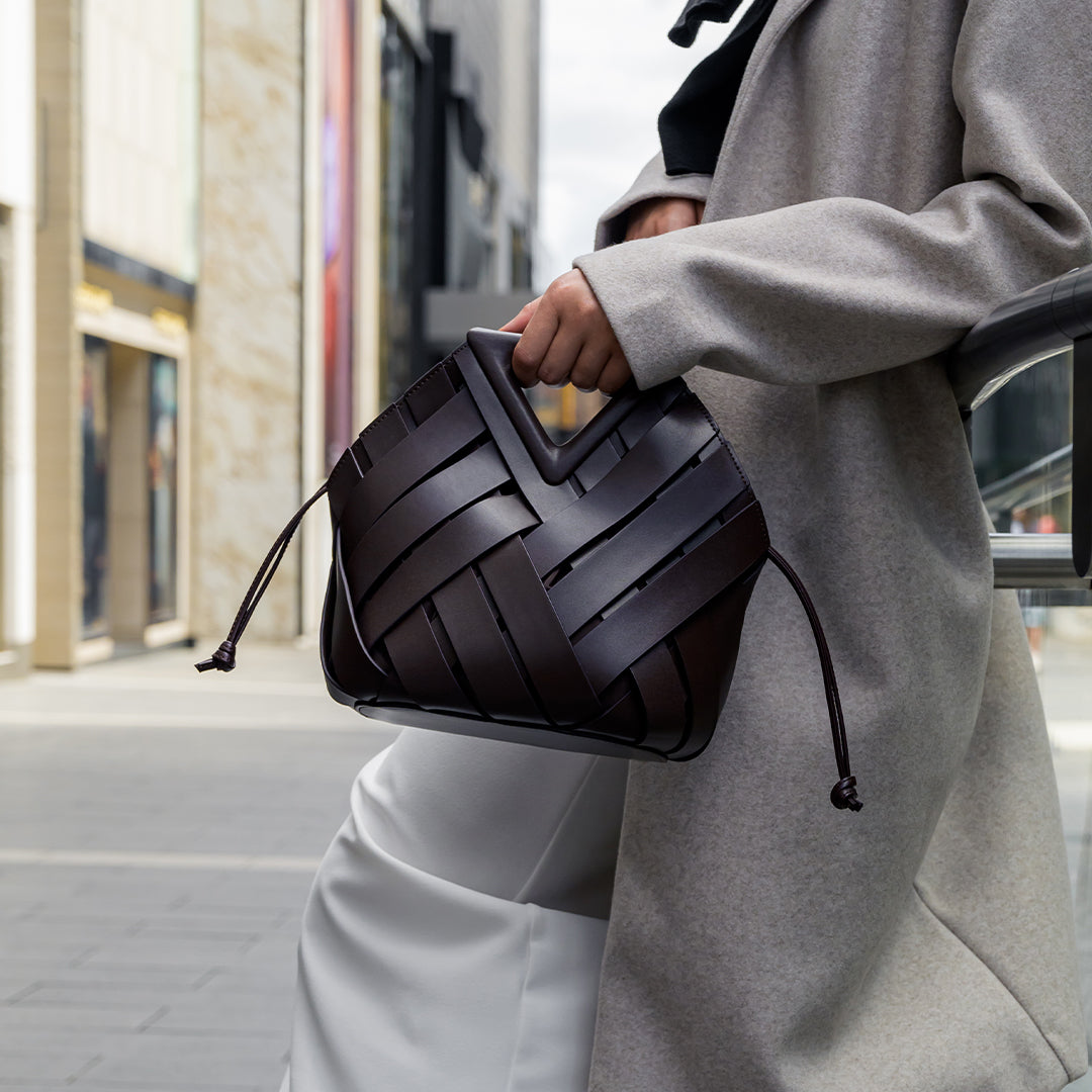 Sac à main en cuir tressé chic pour looks décontractés et formels