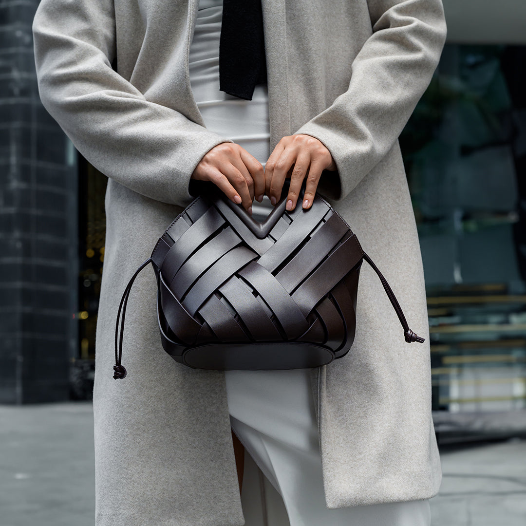 Sac à main en cuir tressé chic pour looks décontractés et formels