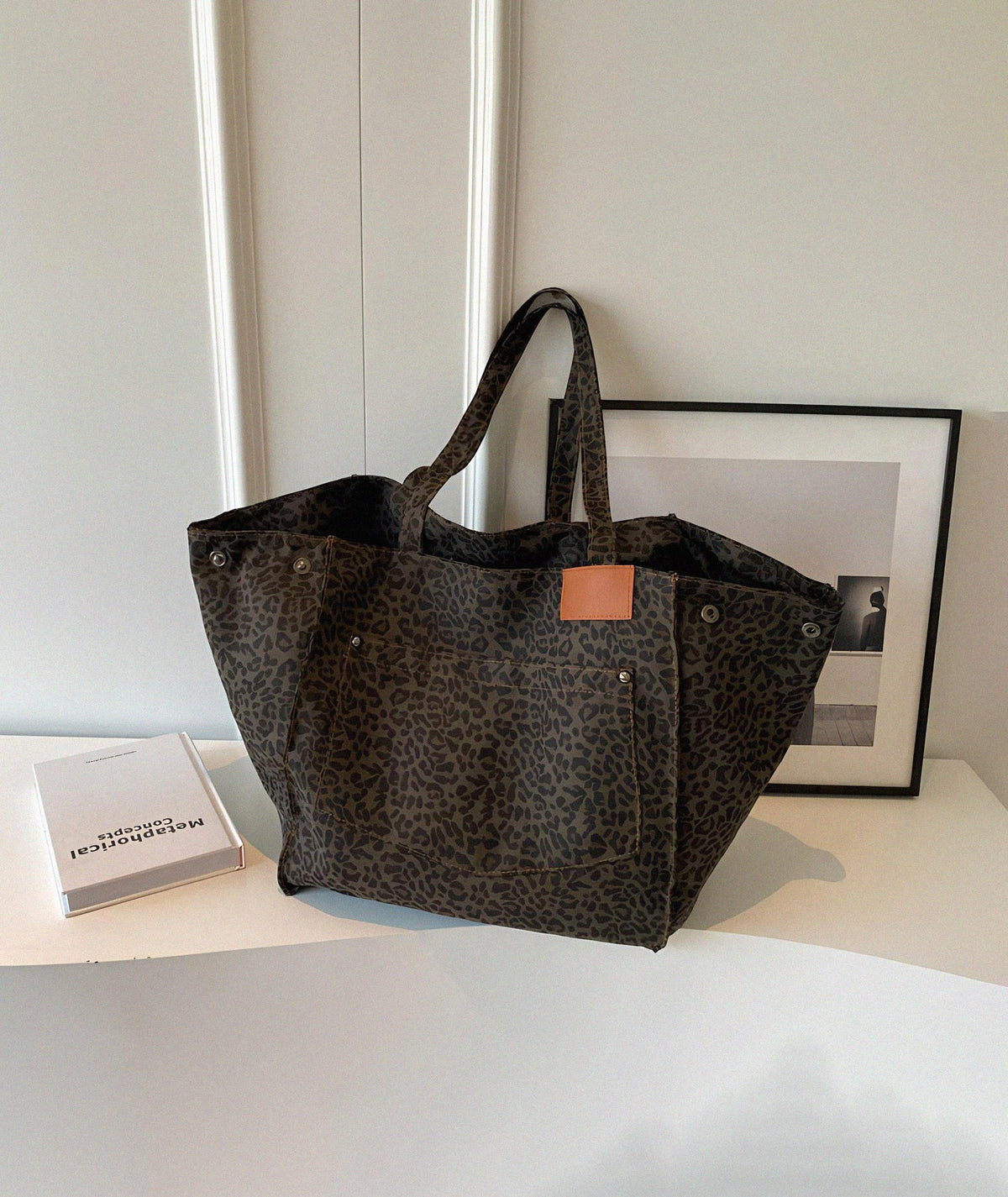 Borsa a mano oversize in tela leopardata Savanna Luxe